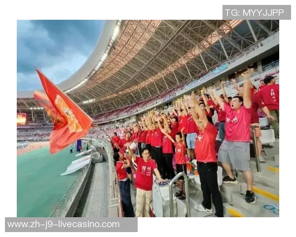 足球馆内激情四溢球迷齐聚共享精彩赛事与友谊时刻